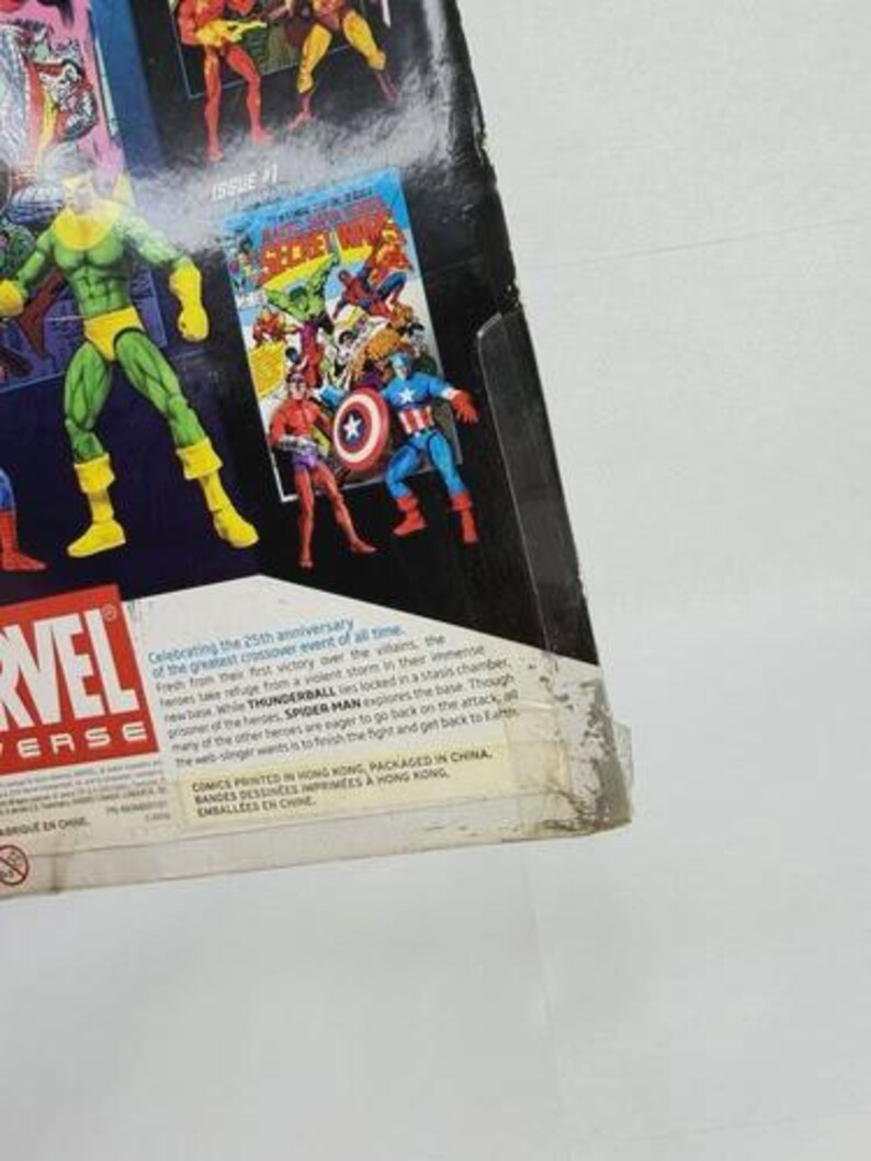 K&ouml;nnte beinhalten: Marvel Universe Actionfigurenverpackung mit Comic-Illustrationen und Superhelden-Actionfiguren. Der Verpackungstext feiert das 25-j&auml;hrige Jubil&auml;um eines Crossover-Events. Die Figuren umfassen Spider-Man, Captain America und andere.