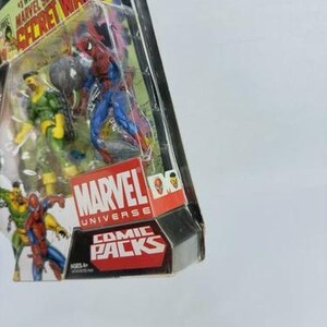 K&ouml;nnte beinhalten: Marvel Universe Comic Packs mit Spider-Man und anderen Charakteren. Die Verpackung enth&auml;lt den Text "Marvel Super Heroes Secret Wars" und "Comic Packs". Die Figuren befinden sich in einer transparenten Kunststoffverpackung.