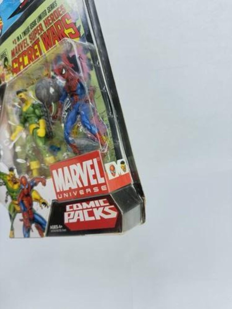 K&ouml;nnte beinhalten: Marvel Universe Comic Packs mit Spider-Man und anderen Charakteren. Die Verpackung enth&auml;lt den Text "Marvel Super Heroes Secret Wars" und "Comic Packs". Die Figuren befinden sich in einer transparenten Kunststoffverpackung.