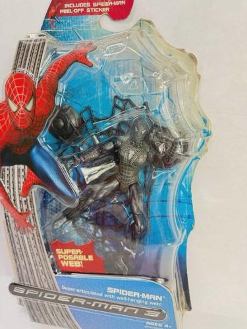 Peut inclure: Figurine articul&eacute;e Spider-Man 3 dans un emballage plastique transparent. La figurine comprend un autocollant &agrave; d&eacute;coller. L'emballage porte les mentions "Super Posable Web!" et "Super-articul&eacute; avec toile suspendue!"