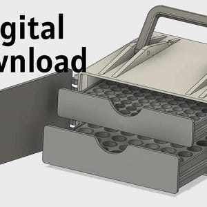 Puede incluir: Una caja de almacenamiento gris claro con un asa superior y dos cajones extraíbles con aberturas circulares. El texto Digital Download está impreso en negro en el lado izquierdo de la caja, que cuenta con una puerta lateral abatible.