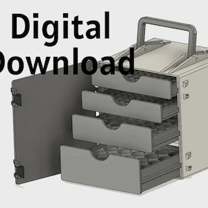 Puede incluir: Un gabinete de almacenamiento gris claro con un asa superior y tres cajones abiertos, cada uno con una rejilla de compartimentos circulares. El texto Digital Download se muestra en letras negras en el lado izquierdo del gabinete.