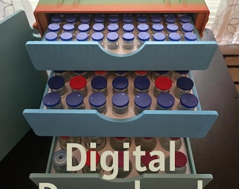 Puede incluir: Un organizador de almacenamiento de varios niveles con una parte superior de colores del arcoíris y cajones azul claro, lleno de pequeños viales de vidrio con tapas azules y rojas. El texto Digital Download aparece en el cajón inferior.
