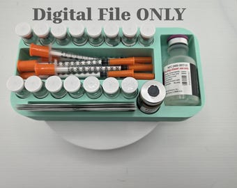 Puede incluir: Una bandeja organizadora rectangular de color verde claro que contiene varios viales de vidrio pequeños con tapas blancas, varias jeringas con tapa naranja, una botella de vidrio más grande con tapa morada y un vial oscuro. Texto Digital File ONLY.