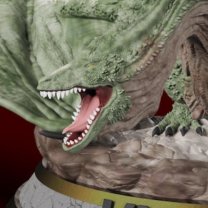 Puede incluir: Una escultura detallada de un dragón verde con la boca abierta, revelando afilados dientes blancos y una lengua rosa. Las alas del dragón están extendidas y descansa sobre una base rocosa. La escultura tiene una apariencia texturizada, con un enfoque en las escamas y rasgos del dragón.