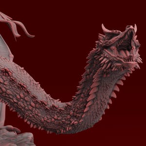 Pode incluir: Uma escultura detalhada de um dragão em tons de vermelho. A cabeça do dragão está com a boca aberta, revelando dentes afiados. Seu pescoço e corpo são cobertos por escamas e espinhos texturizados, com uma asa visível ao fundo. O fundo é vermelho escuro sólido.