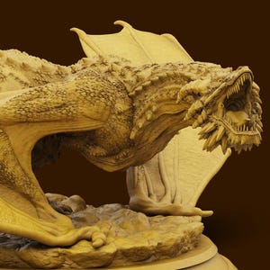 Puede incluir: Escultura detallada de un dragón en color beige claro. El dragón está posado con la boca abierta, revelando afilados dientes. Las alas están extendidas y el dragón está posado sobre una base rocosa.