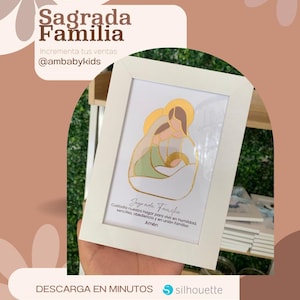 Puede incluir: Una impresión enmarcada con las palabras "Sagrada Familia" en un marco blanco. La impresión presenta una ilustración dorada y verde de una familia. El texto "Descarga en minutos" y el logotipo de silhouette están en la parte inferior.