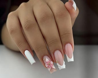 Unhas postiças brancas com ponta francesa, flor 3D, formato quadrado esculpido em fita, unhas clássicas e elegantes, reutilizáveis e com cola.
