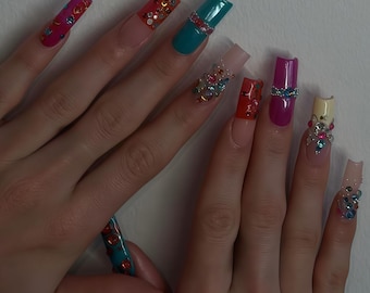 Unhas postiças personalizadas multicoloridas com glitter, vibrantes e ousadas, formato quadrado alongado, estética Y2K, unhas postiças reutilizáveis para festivais ou festas.
