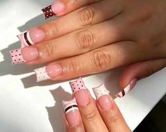 Unhas postiças personalizadas, francesinha com listras rosa e marrom e bolinhas, estilo retrô chique, perfeitas para casamentos boho ou celebrações no jardim.