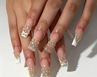 Unhas postiças personalizadas, decoradas com corrente dourada e pedras preciosas coloridas, feitas à mão, elegantes e reutilizáveis, perfeitas para unhas de festa com brilho.