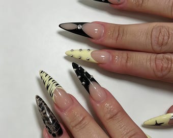 Unhas postiças personalizadas com estampa animal, padrão zebra/leopardo, detalhes em strass e metalizados, unhas postiças reutilizáveis e modernas.