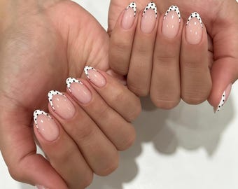 Unhas postiças francesas personalizadas com bolinhas brancas, formato médio amendoado, reutilizáveis, minimalistas e clássicas para looks casuais de escritório.