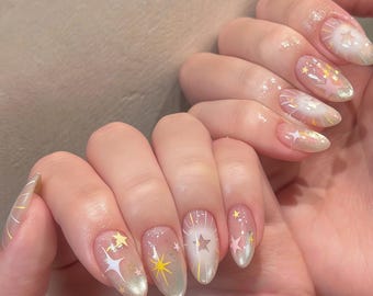 Unhas postiças personalizadas Noite Estrelada em gel com estrelas brilhantes, brilho cósmico, formato amendoado, nail art pintada à mão, manicure dos sonhos para meninas e mulheres.