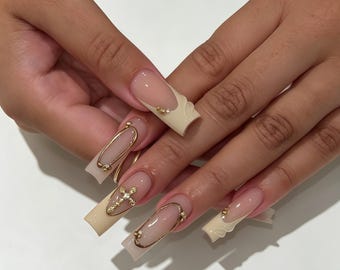Unhas postiças personalizadas, bege neutro, com pingente de cruz dourada e metal, unhas reutilizáveis artesanais de luxo minimalista.