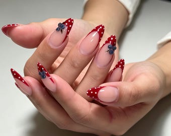 Unhas postiças personalizadas, francesinhas vermelhas com bolinhas, unhas postiças 3D com decoração de mirtilo, manicure vintage fofa, feita à mão e reutilizável.