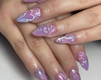 Unghie finte personalizzate viola sfumate, con decorazioni a forma di fiamma e cuore bianchi, strass scintillanti, stile Y2K, set per manicure da festa.