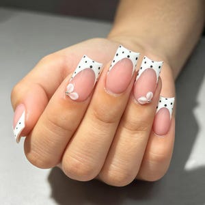 Unghie finte personalizzate, stile francese a pois bianchi, con decorazione a fiocco 3D, minimal, dolci, fatte a mano, per tutti i giorni.