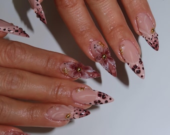 Unhas postiças personalizadas com elegante efeito mármore rosa, com desenhos florais e de bolinhas feitos à mão - Manicure reutilizável.