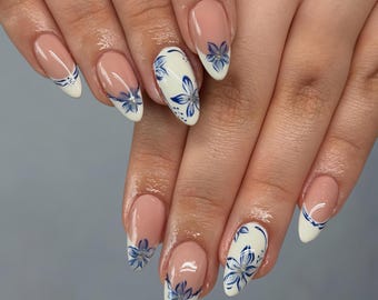 Unhas postiças personalizadas em azul e branco com estampas florais pintadas à mão e detalhes em strass – Conjunto de unhas inspirado em porcelana