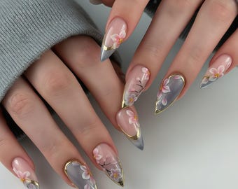 Unhas postiças artesanais 3D com estampa de flor de cerejeira, unhas falsas amêndoa com detalhes em folha de ouro, design de flor rosa, unhas artificiais de luxo feitas à mão.