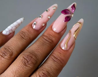 Unhas postiças estilete personalizadas, rosa com aplicações de borboletas em 3D, efeito mármore branco, design moderno e artístico.