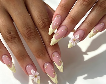 Unhas postiças personalizadas, estilo francês creme com flor 3D, com pingente dourado de luxo, reutilizáveis e feitas à mão para festas de casamento.