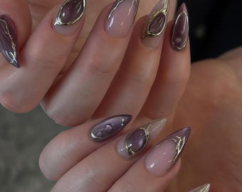Unhas postiças roxas com efeito olho de gato, design abstrato com folha de ouro, formato amendoado, unhas artificiais de luxo feitas à mão.