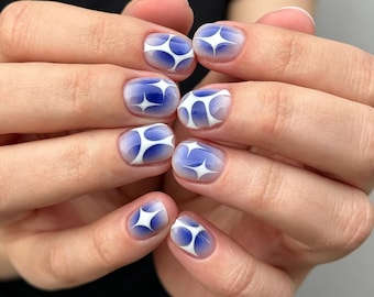 Unhas postiças personalizadas com estrelas em degradê azul, unhas postiças brancas pintadas à mão, kit de unhas minimalista, moderno e reutilizável com cola.