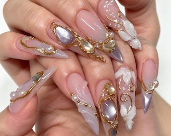 Unhas postiças personalizadas, com flor 3D em metal dourado e pérola, estilo barroco, feitas à mão para banquetes e casamentos.