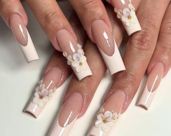 Unhas Postiças Personalizadas | Arte Francesa Floral Branca Pintada à Mão, Unhas Postiças Minimalistas com Detalhes Dourados