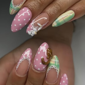 Individuell gestaltete Press-on-Nägel, süsse Katzen- & Polka-Dot-Nägel - Pinke Punkte, karierte Spitzen, 3D-Tieranhänger, Kawaii handgefertigte künstliche Nägel