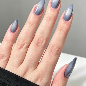 Anpassade Misty Blue Ombre Press on Nails, Glansiga Enfärgade Lösnaglar, Lugnande Ton Återanvändbart Lim On Nagelset