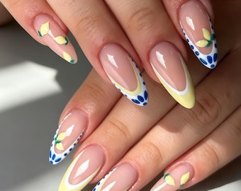 Unhas postiças personalizadas, estampa de limão desenhada à mão, unhas postiças artesanais em tons pastel de azul com bolinhas, perfeitas para férias de verão.