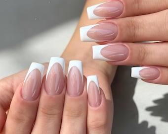 Individuell gestaltete, klassische French-Tip-Press-on-Nägel – längliche, quadratische Form mit sauberer, weißer Kante, zeitloser und eleganter Look