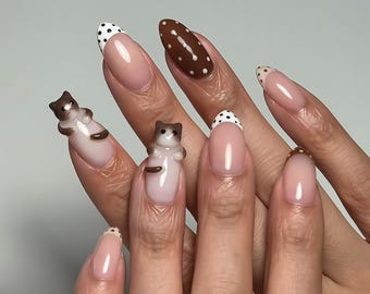 Unhas postiças artesanais em 3D com estampa de gatinho marrom e branco com bolinhas - Pingente de gatinho esculpido à mão - Base rosa nude - Arte de unhas kawaii para festas