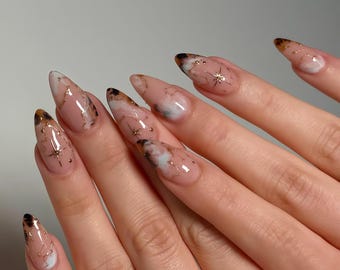 Unhas postiças personalizadas com efeito mármore, linhas douradas de constelações, estrelas, formato amendoado, unhas postiças rosa translúcidas, unhas artificiais elegantes.