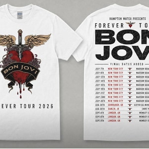 Può includere: Una t-shirt bianca a maniche corte con una grafica frontale di un cuore rosso trafitto da una spada alata e il testo BON JOVI FOREVER TOUR 2026. Il retro mostra HAMPTON WATER PRESENTS FOREVER TOUR BON JOVI FINAL DATES ADDED con un elenco.