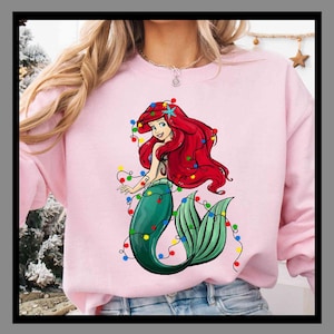 Lumières de Noël de la princesse Ariel | T-shirt unisexe sweat à capuche barboteuse | Impression DTF premium | Esthétique vintage rétro | Cadeau| TE412 image 1