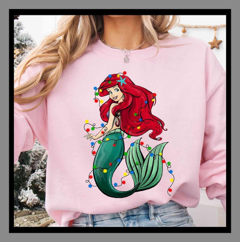 Lumières de Noël de la princesse Ariel | T-shirt unisexe sweat à capuche barboteuse | Impression DTF premium | Esthétique vintage rétro | Cadeau| TE412 image 1