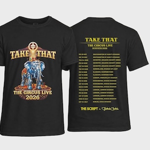 Puede incluir: Camiseta negra de Take That con un elefante azul y el texto "The Circus Live 2026". La parte trasera muestra las fechas y lugares de la gira. Un artículo de merchandising de concierto.