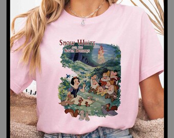 Blanche-Neige et les Sept | T-shirt unisexe sweat à capuche barboteuse | Impression DTF premium | Esthétique vintage rétro | Cadeau| TE460