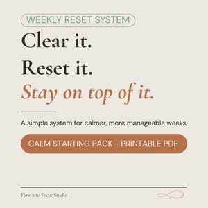 Op de afbeelding: Digitale print met de tekst "WEEKLY RESET SYSTEM" en de zinnen "Clear it. Reset it. Stay on top of it." Een eenvoudig systeem voor rustigere, overzichtelijkere weken. De print bevat ook "CALM STARTING PACK - PRINTABLE PDF".