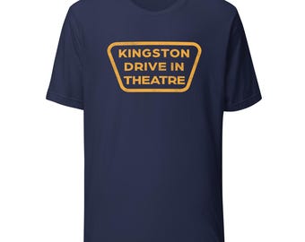 Könnte beinhalten: Marineblaues T-Shirt mit einem gelb-orangen Aufdruck "Kingston Drive In Theatre". Das Design ist im Retro-Stil gehalten und wirkt leicht verwaschen. Das T-Shirt hat kurze Ärmel und einen Rundhalsausschnitt.