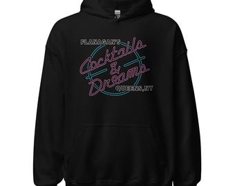 Könnte beinhalten: Schwarzer Kapuzenpullover mit dem Text "Flanagan's Cocktails & Dreams QUEENS, NY" in einem Neon-Design. Der Text ist in Pink und Blau gehalten, mit einem kreisförmigen Design um die Worte.