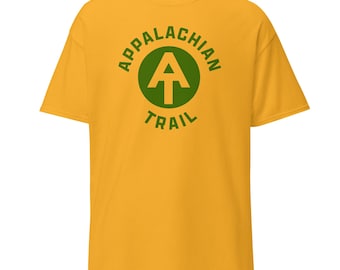 Könnte beinhalten: Senfgelbes T-Shirt mit einem grünen kreisförmigen Grafikdesign. Das Design zeigt die Worte "APPALACHIAN TRAIL" und ein grünes Pfeilsymbol. Das T-Shirt besteht aus einem weichen Material und hat kurze Ärmel.