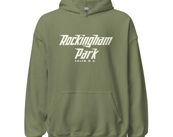 Könnte beinhalten: Ein olivgrüner Kapuzenpullover mit einer Vordertasche und einem Kordelzug an der Kapuze. Der weiße Text auf der Vorderseite lautet "Rockingham Park" über "Salem, N.H."