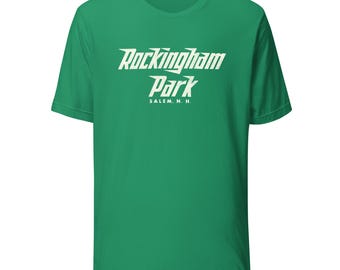 Könnte beinhalten: Ein grünes T-Shirt mit dem weißen Schriftzug "Rockingham Park" in einem Bogen. Darunter steht das Wort "Park" in größerer Schrift, darunter "Salem, N.H.". Das T-Shirt hat einen Rundhalsausschnitt und kurze Ärmel.