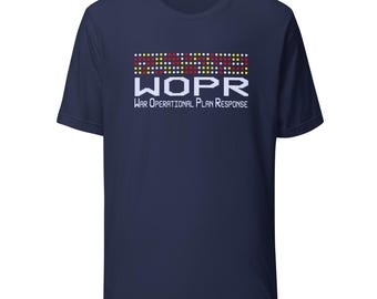 Könnte beinhalten: Marineblaues T-Shirt mit dem weißen Wort "WOPR" und "War Operational Plan Response" darunter. Über "WOPR" befindet sich ein pixeliges Design in Rot, Gelb und Weiß. Ein klassisches Rundhals-T-Shirt.